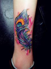 腿部彩色泼墨羽毛纹身图案