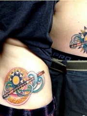 经典的情侣腰部笛子月亮太阳图腾纹身图案