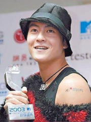 陈冠希手臂英文字母纹身图案