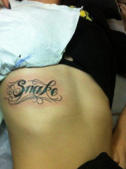 美女胸部的英文字母纹身图案