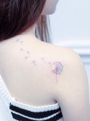 美女披肩七彩蒲公英纹身图案