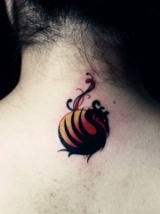 女孩颈部彩色图腾凤凰刺青图案