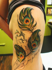 腰部好看孔雀羽毛纹身图案