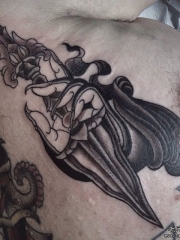 胸部欧美手匕首纹身图案