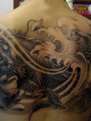 背部超酷的鲤鱼纹身图案