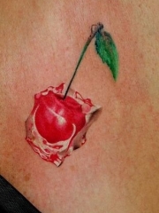 胸部彩色樱桃纹身图案