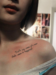 女生锁骨上诱惑的英文字母纹身图案