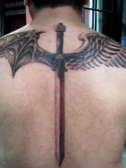 背部翅膀与宝剑纹身图案