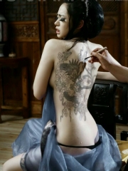 戚薇男人装性感背部龙纹身图案