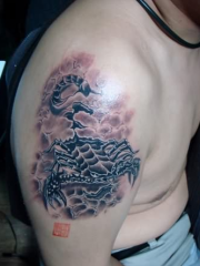 大臂上霸气的蝎子纹身图案