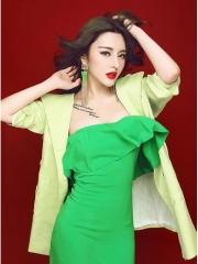 气质美女模特冯雨芝性感胸部字母纹身图案