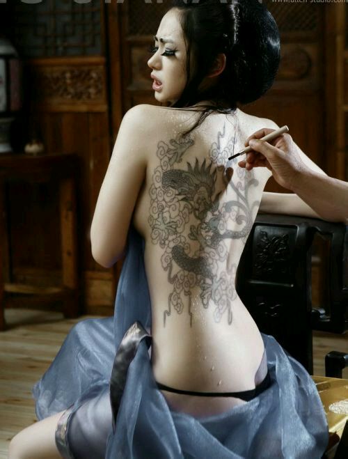 戚薇男人装性感背部龙纹身图案