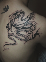 背部图腾龙纹身图案