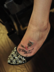 脚背钥匙与字母纹身图案