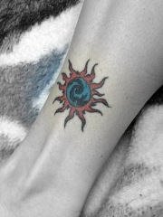 脚踝好看的太阳图腾时尚刺青图案