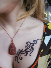 美女胸部创意图腾纹身图案