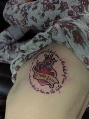 侧肋跳动的红色心形英文字母纹身图案