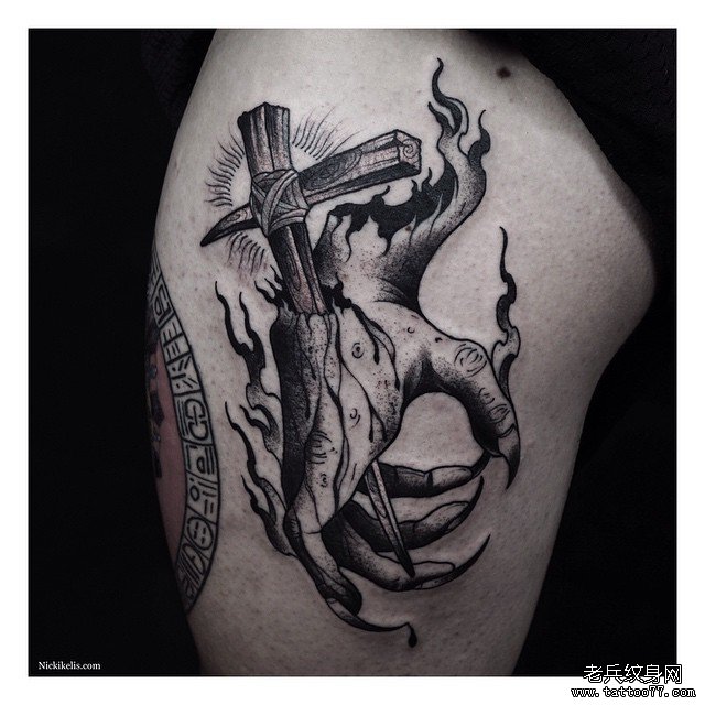 大腿暗黑系手十字架纹身图案