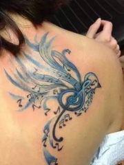 女性后背音符小鸟纹身图案