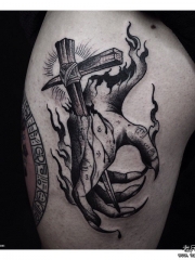 大腿暗黑系手十字架纹身图案