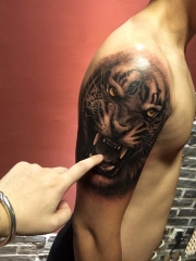 手臂下山虎逼真纹身图案