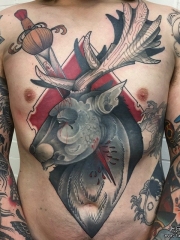 胸部欧美school麋鹿匕首纹身图案
