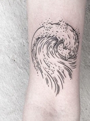 手臂上黑色简单个性线条纹身海浪和浪花纹身图片