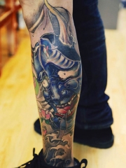 男子腿部彩绘般若纹身图案