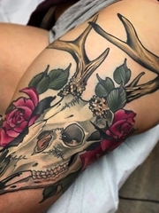 大腿上性感的彩色纹身小花朵和头骨鹿头纹身图片