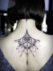 后背好看的点刺图腾纹身图案