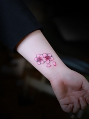 手腕处樱花个性纹身图案