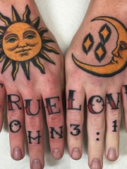 手背黄色的太阳和月亮字母纹身图案