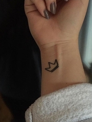 31款黑色简单个性线条纹身小清新女生纹身皇冠图案