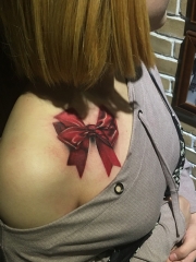 肩部逼真的蝴蝶结彩绘纹身图案