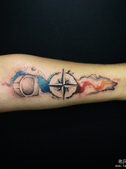 小臂欧美泼墨指南针纹身图案