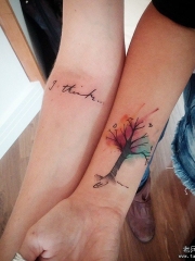 情侣小臂小清新字母树泼墨纹身图案