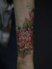个性手臂彩绘菊花蜻蜓纹身图案