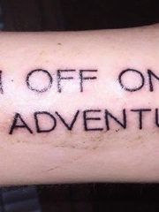 男性黑色粗线条纹身手臂纹身花体英文字纹身图片