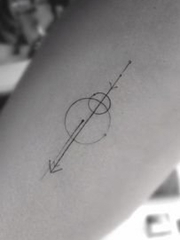 简单的微小的几何线条图形纹身