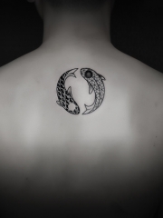 后背转运鲤鱼纹身图案