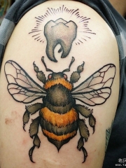 大臂school蜜蜂牙齿纹身图案