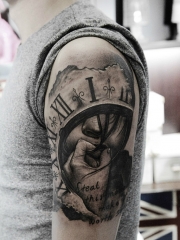手臂时钟肖像英文纹身图案