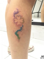 小腿小清新点刺泼墨四叶草纹身图案