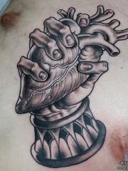 胸部黑灰心脏手纹身图案