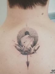 背部人像点刺纹身图案