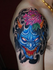 胳膊上个性的般若头像花卉纹身图案