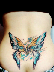 美女腰部精美的彩色蝴蝶纹身图案