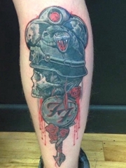 小腿上的毒蛇头盔骷髅头纹身