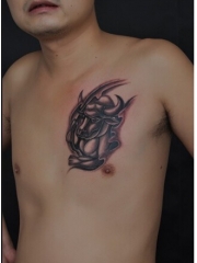 时尚男胸部个性牛头纹身图案