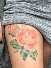 女性腿部十字绣风格玫瑰纹身图案